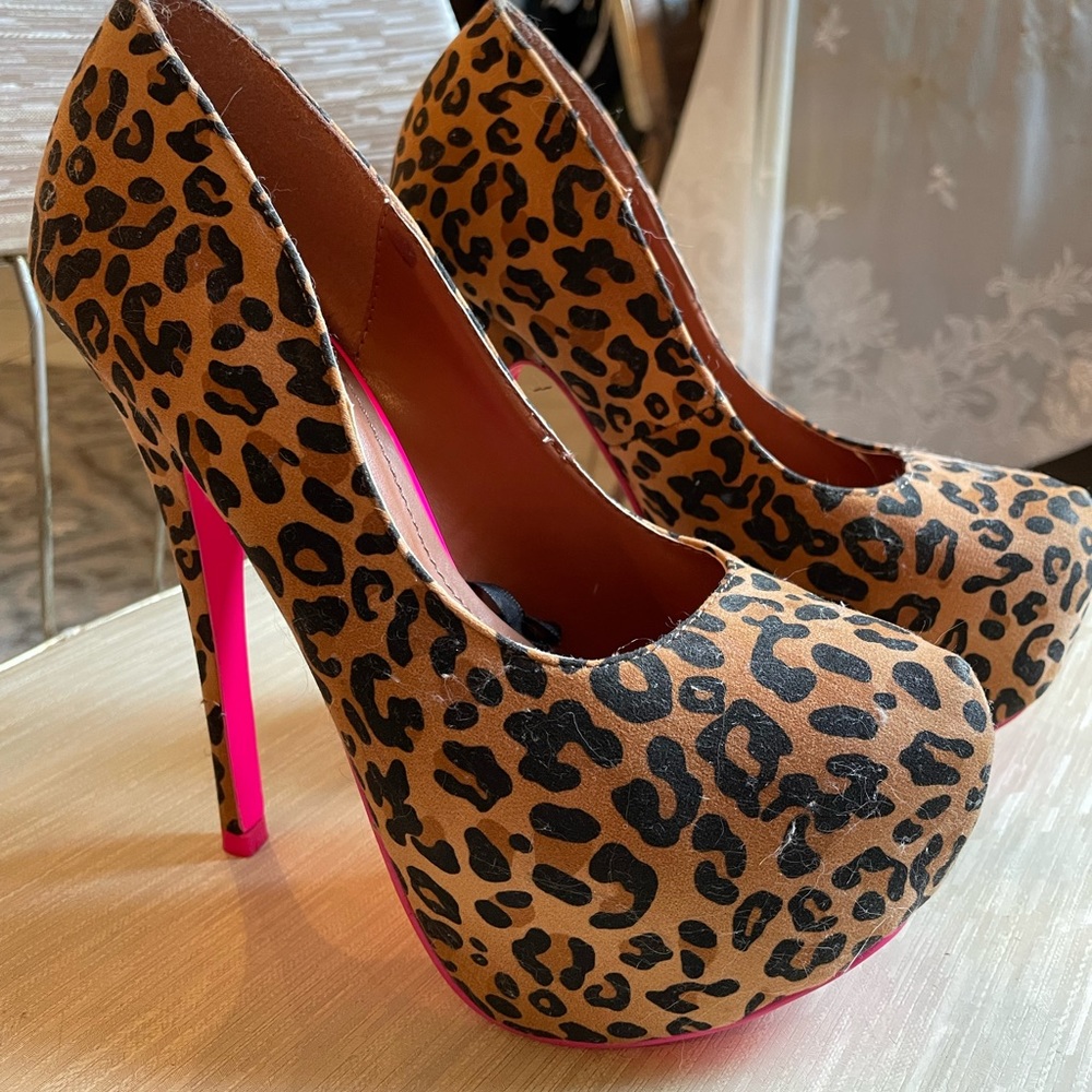 Sheikh shoes size 6 but fits closer to 5.5